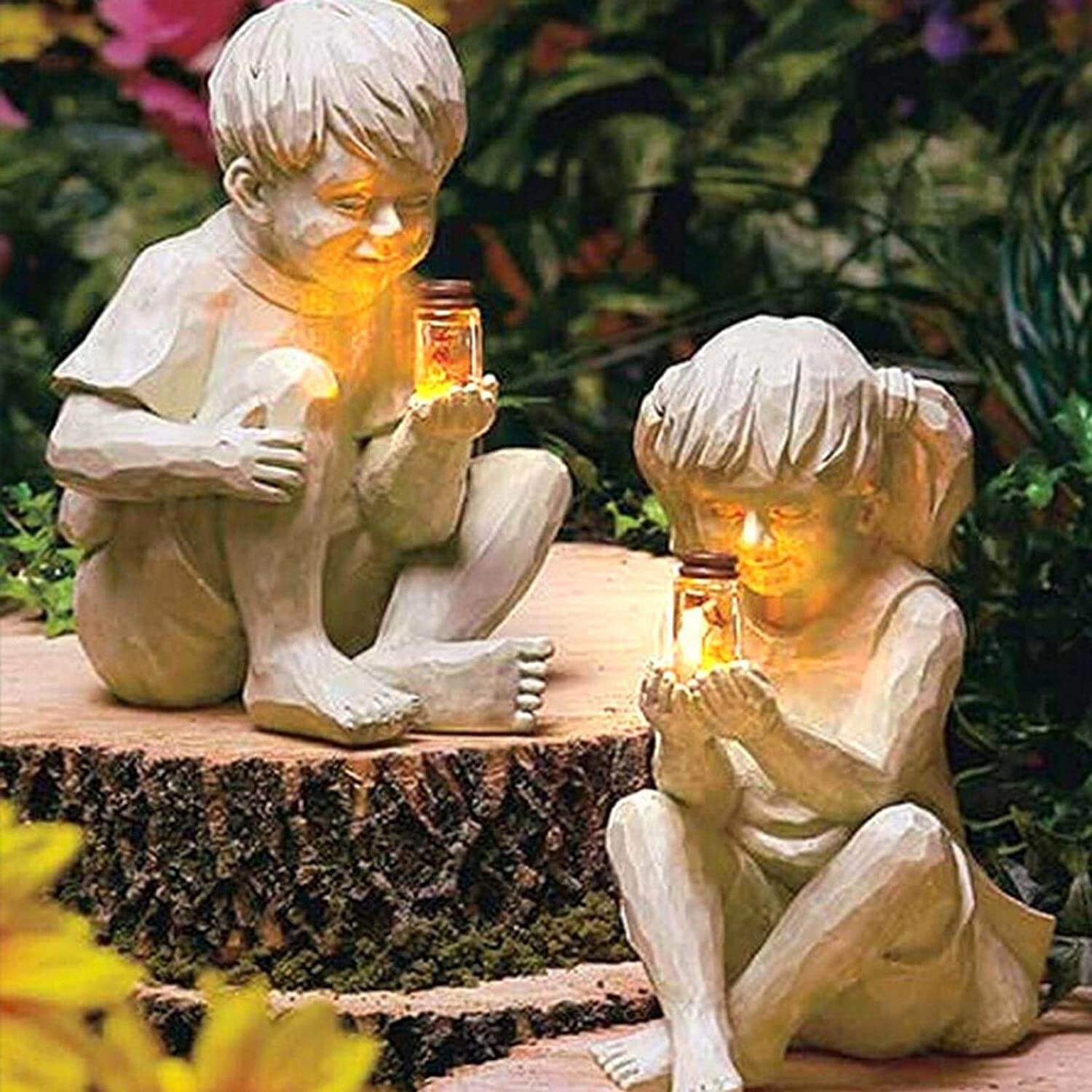 Utendørsdekor: Jentestatue med solcelle-ildfluer, skaper lyseffekt i hagen.