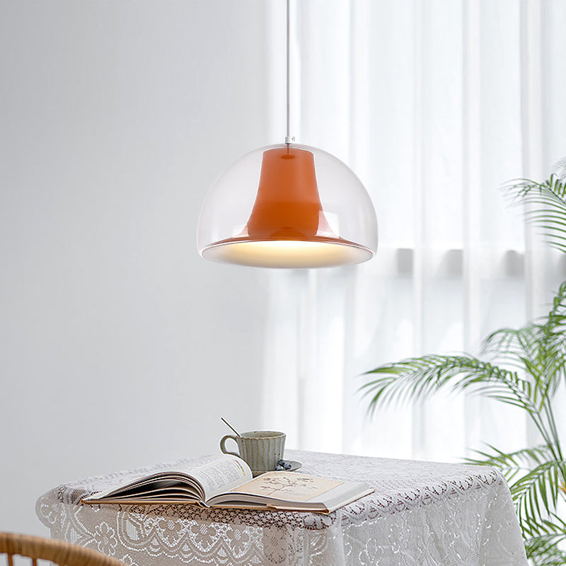 Halvsirkelformet glaspendel i Bauhaus-stil med myk glød, tilgjengelig i grønn, hvit og oransje for stilfull atmosfære.