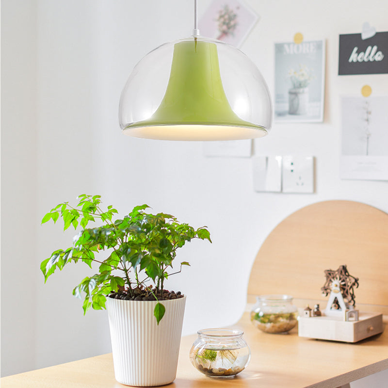 Halvsirkelformet glaspendel i Bauhaus-stil med myk glød, tilgjengelig i grønn, hvit og oransje for stilfull atmosfære.