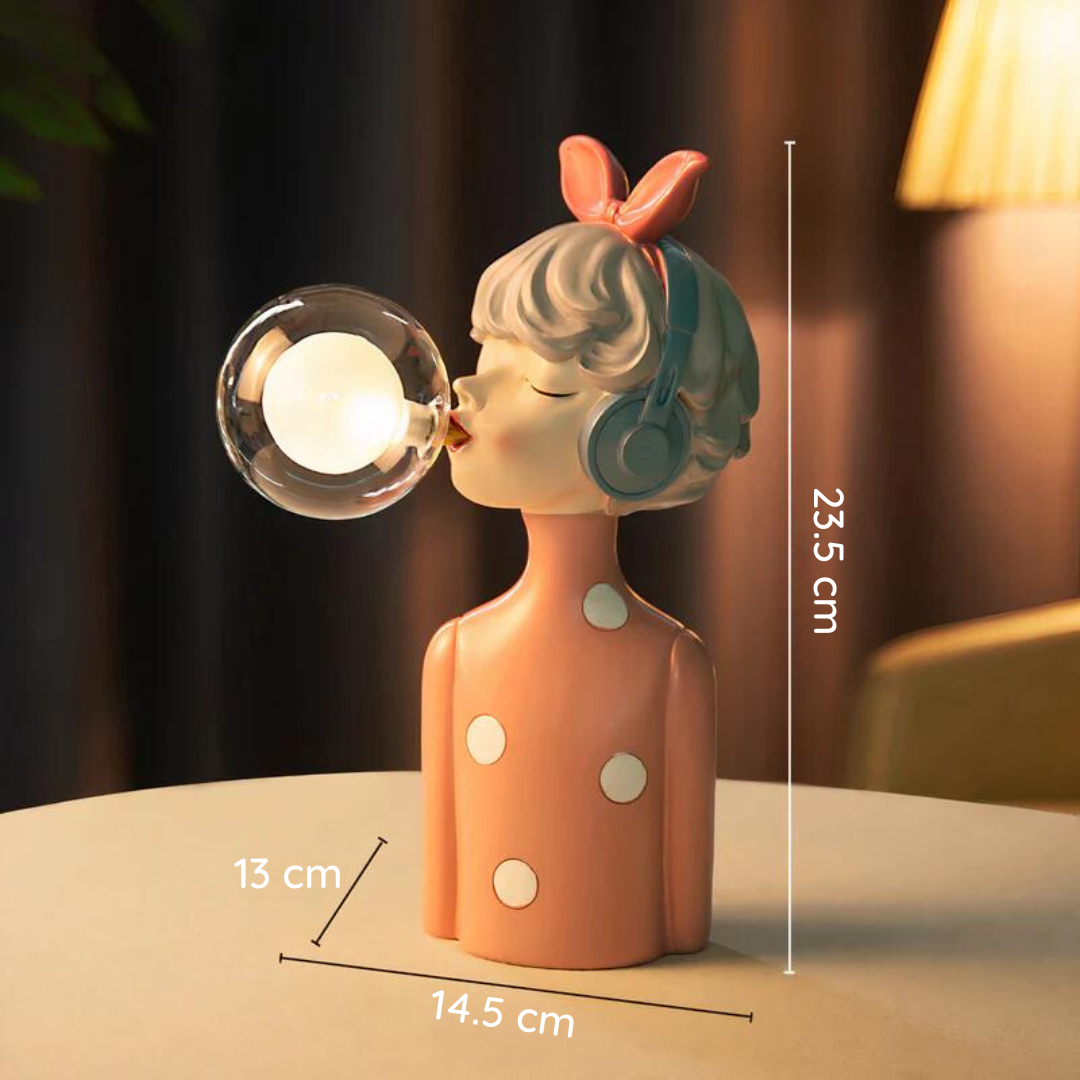 "Håndlaget bordlampe i kunstharpiks og glass med varm tre-sokkel og elegant tekstil-lampeskjerm."