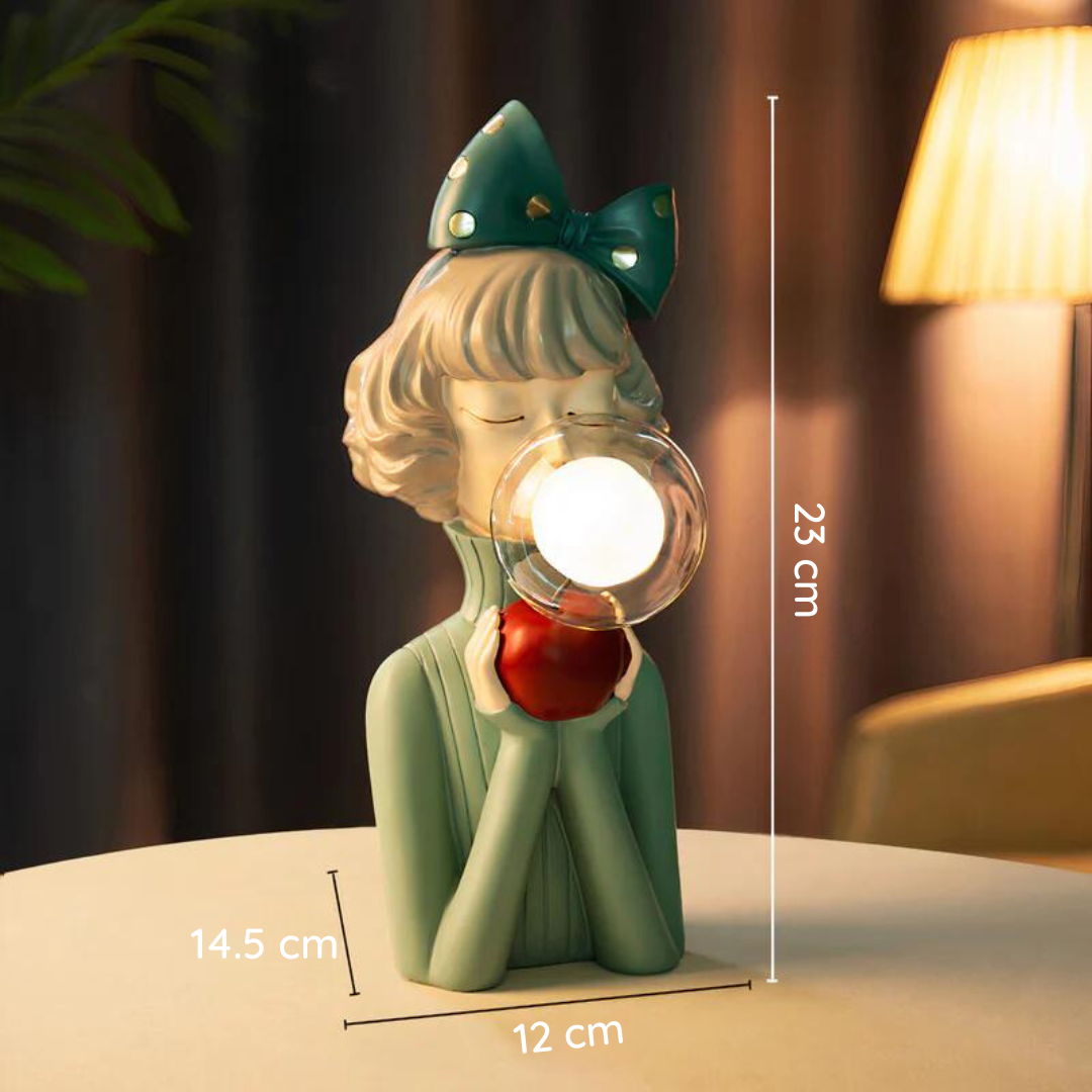 "Håndlaget bordlampe i kunstharpiks og glass med varm tre-sokkel og elegant tekstil-lampeskjerm."