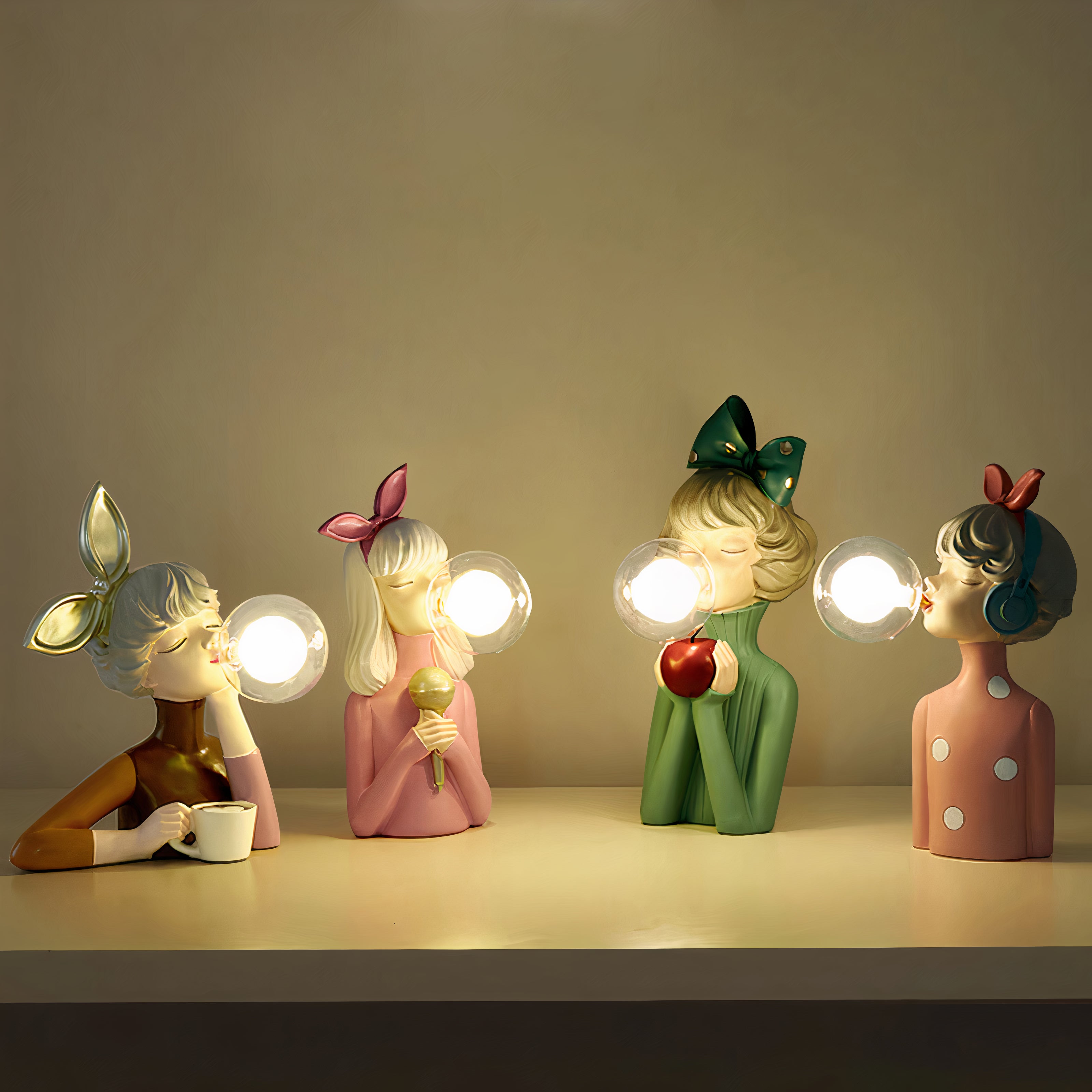 "Håndlaget bordlampe i kunstharpiks og glass med varm tre-sokkel og elegant tekstil-lampeskjerm."