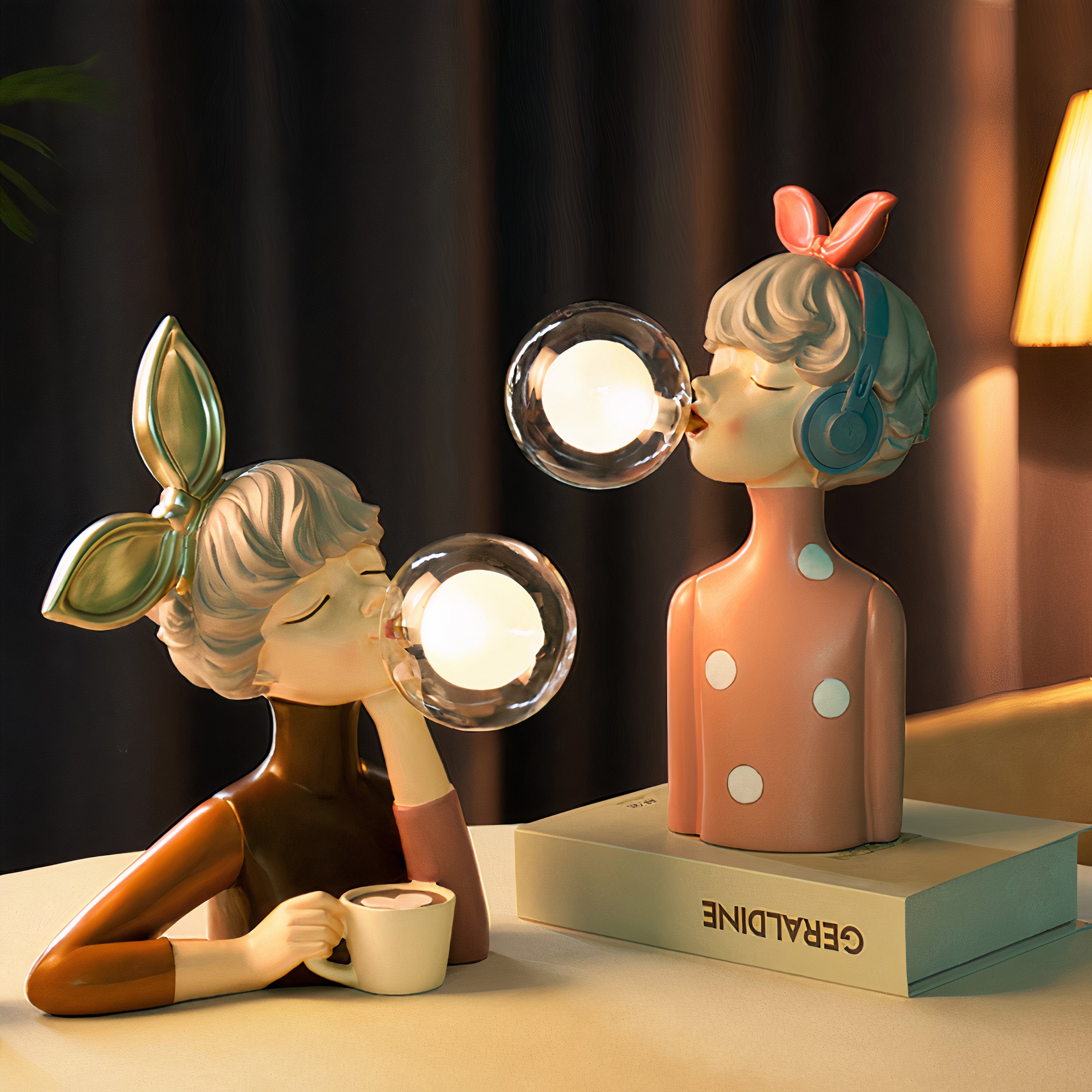 "Håndlaget bordlampe i kunstharpiks og glass med varm tre-sokkel og elegant tekstil-lampeskjerm."