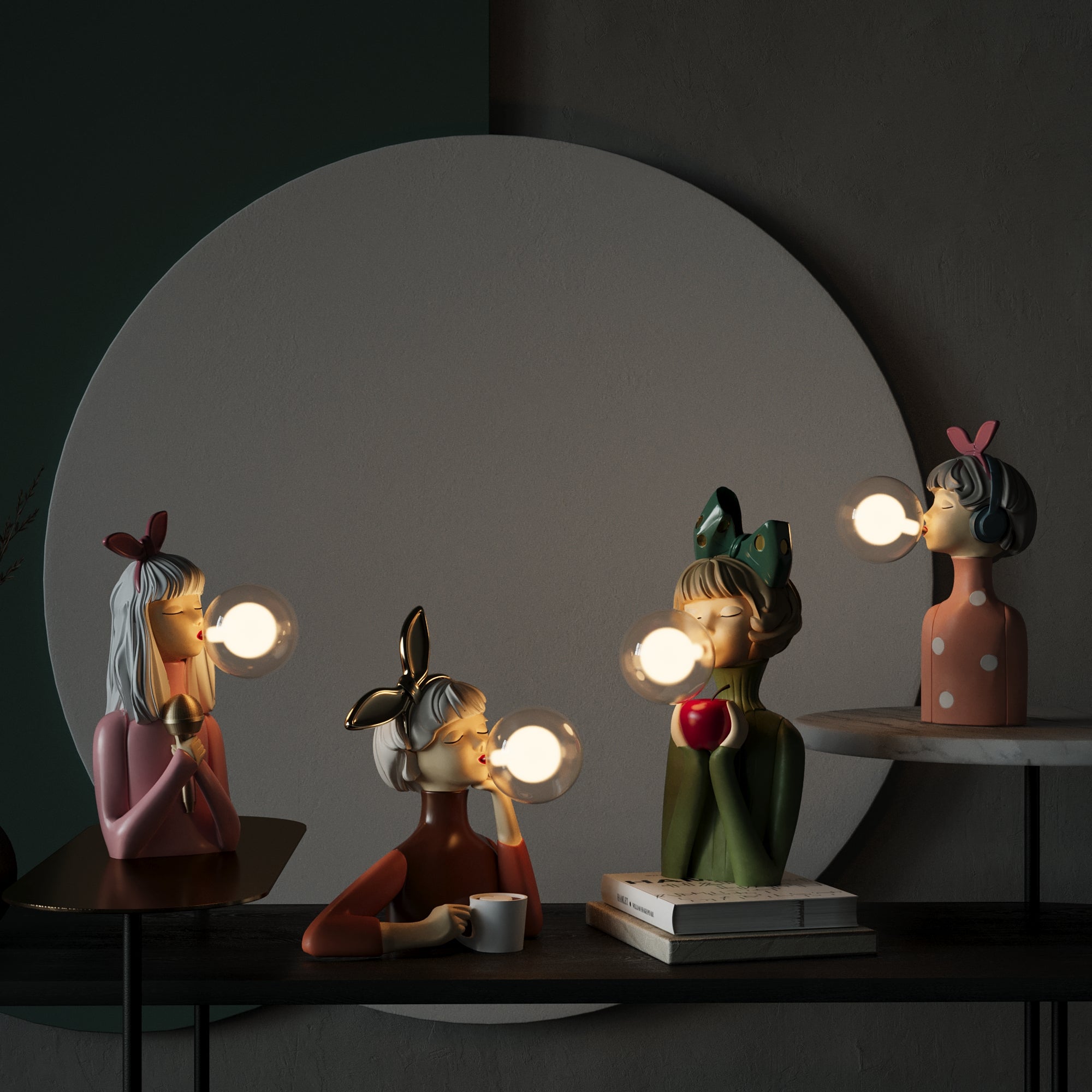 "Håndlaget bordlampe i kunstharpiks og glass med varm tre-sokkel og elegant tekstil-lampeskjerm."