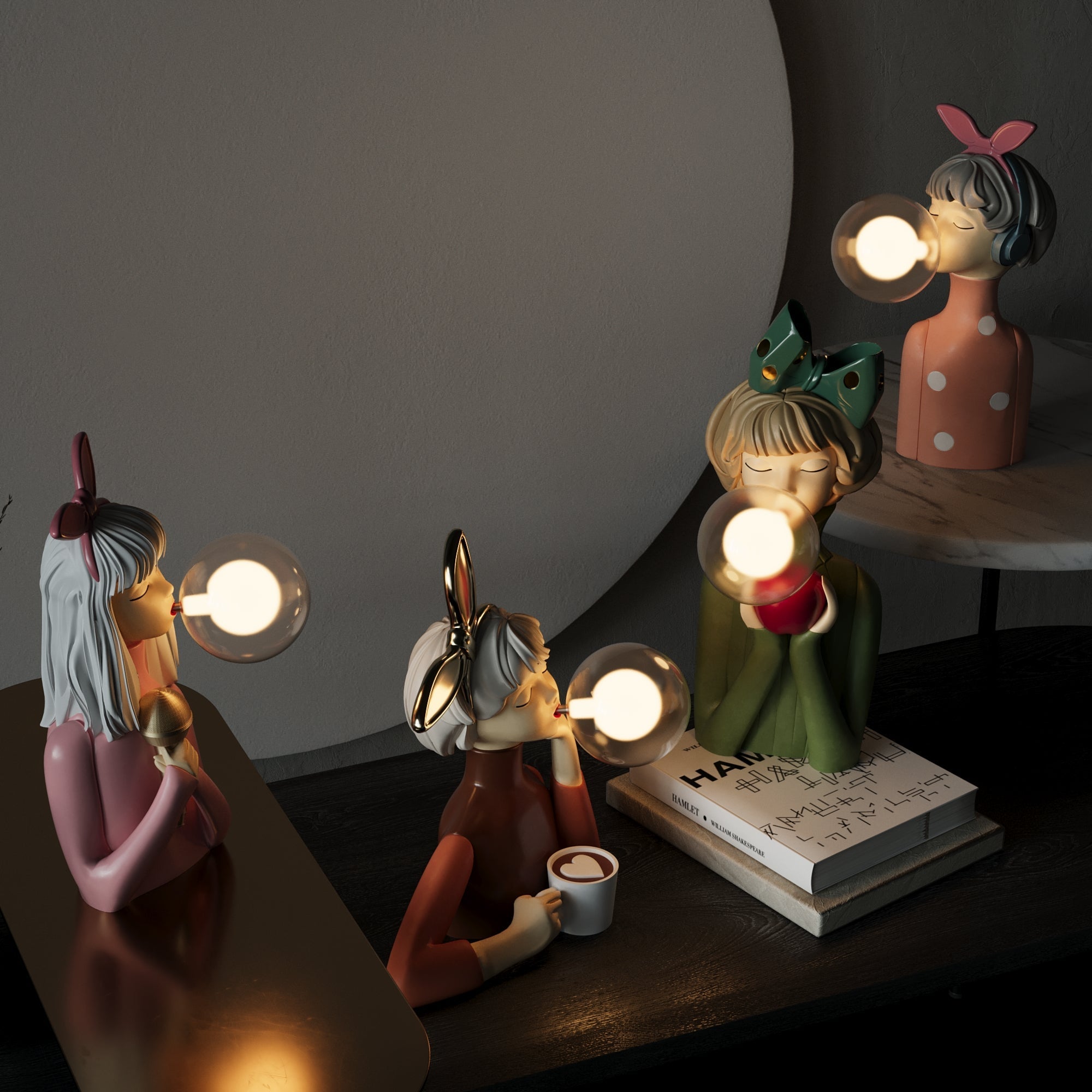 "Håndlaget bordlampe i kunstharpiks og glass med varm tre-sokkel og elegant tekstil-lampeskjerm."