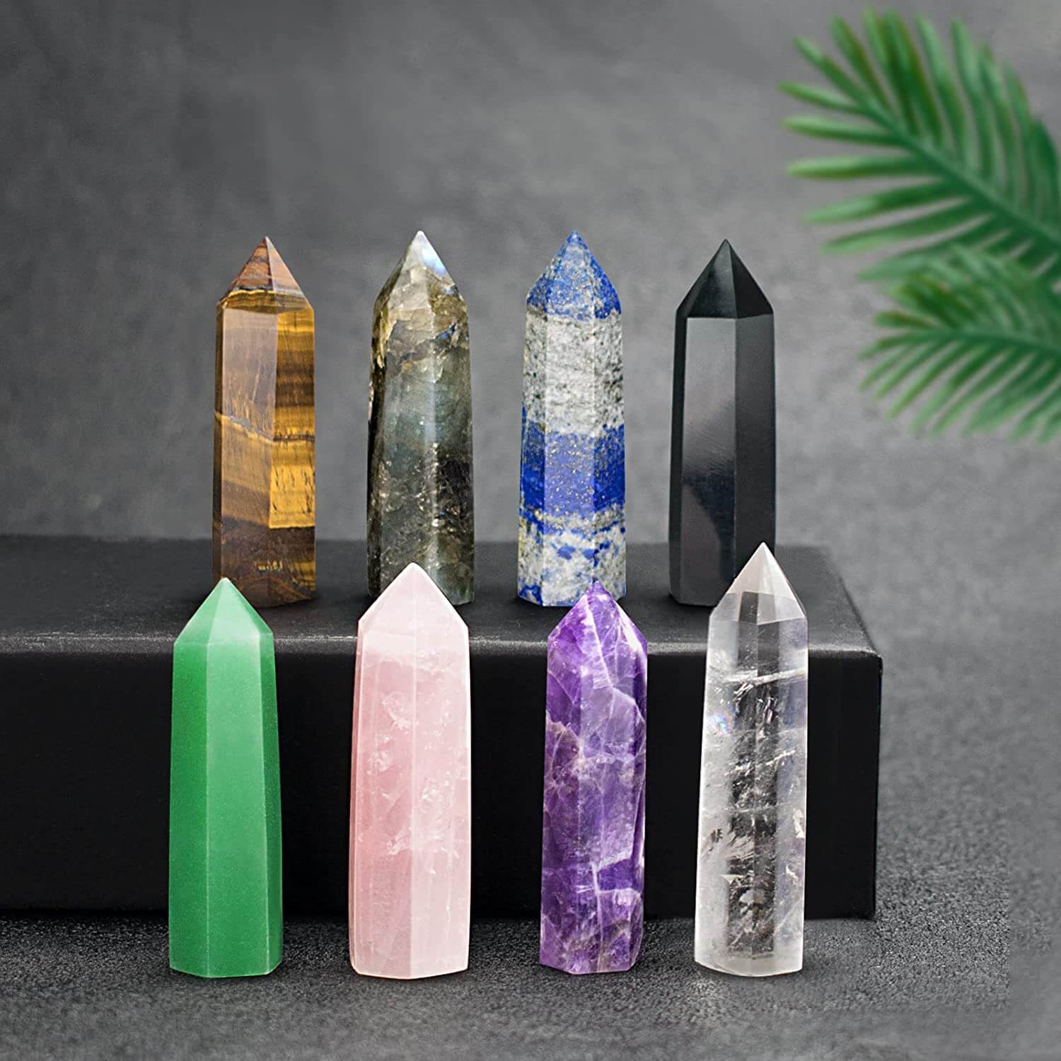 Lang, polert krystallstav for energihealing og balanse i chakra.