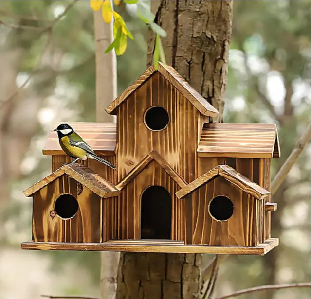 Detaljert bilde av hengende fuglehus i tre med liten inngang, perfekt for en naturlig hage.