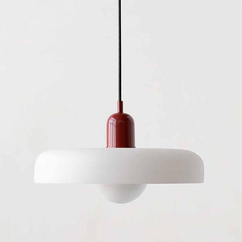 Eksklusiv pendellampe med farget glass. Skaper stemning i moderne interiør.