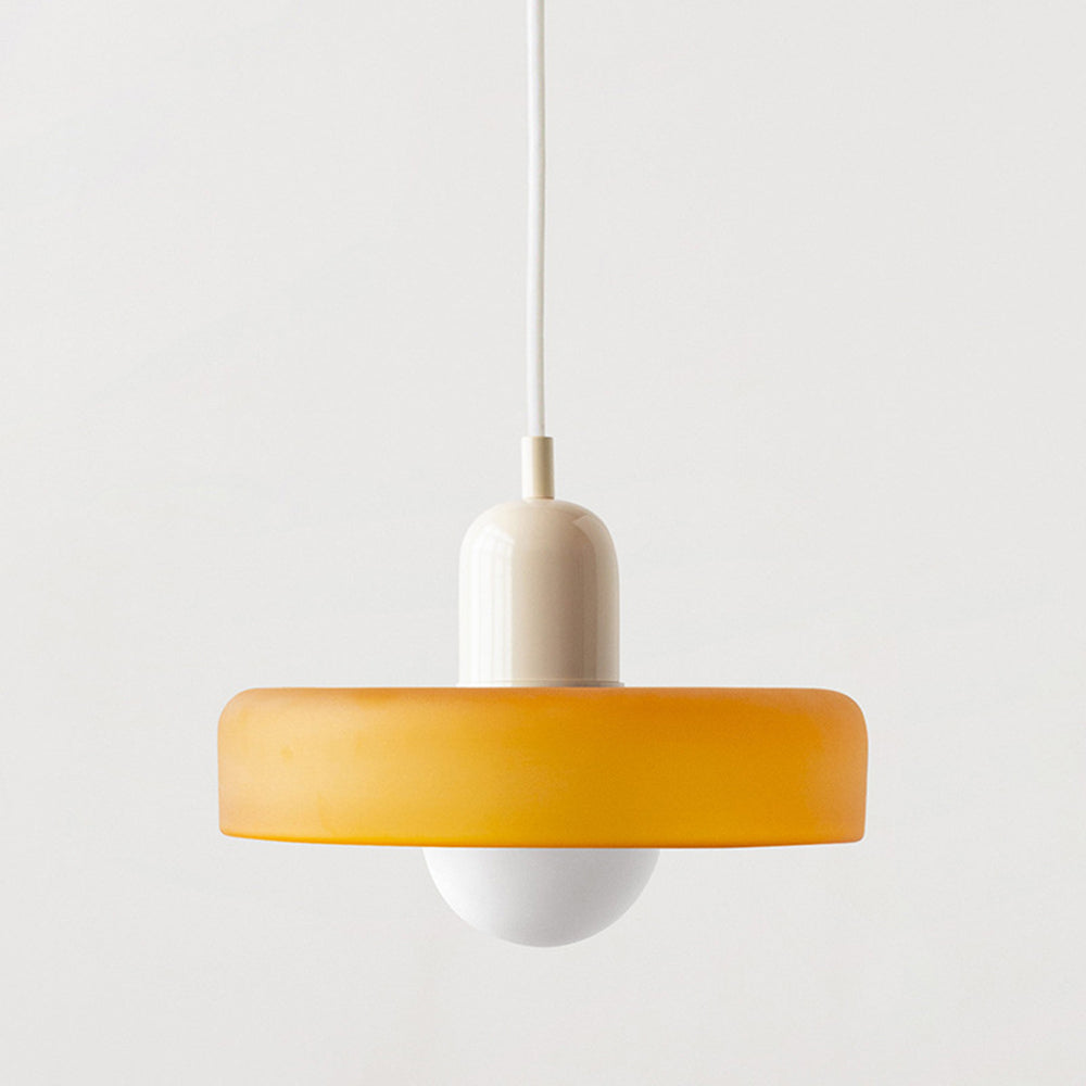 Elegant pendellampe i farget glass. Moderne belysning for hjemmet.