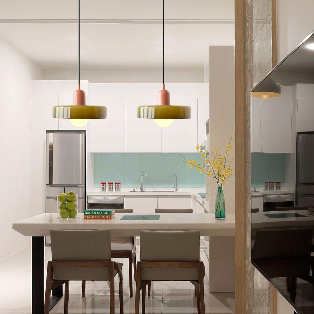 Unik pendellampe i farget glass. Moderne belysning for soverommet.