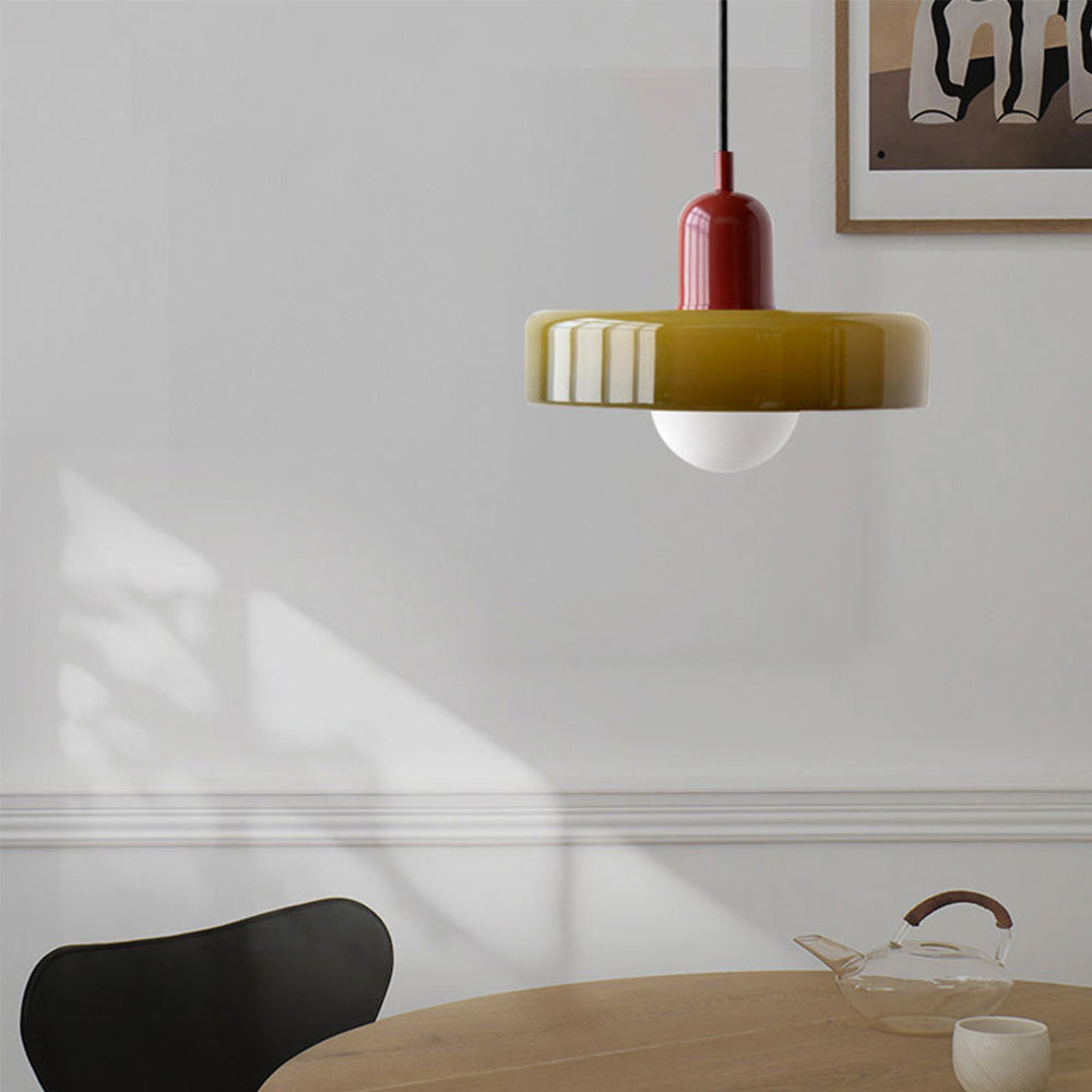 Elegant farget glass pendellampe. Atmosfærebelysning for moderne interiør.