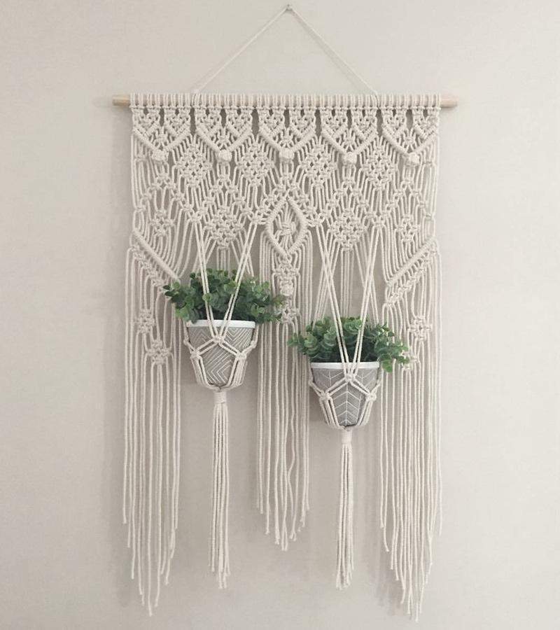 Nærbilde av den vevde teksturen på macramé vegghyllen, fremhever håndverket og boho-stilen.