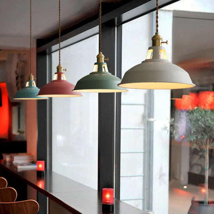 Hengelampe i vintage industriell stil. Robust design, ideell for spisestue eller kafébelysning.