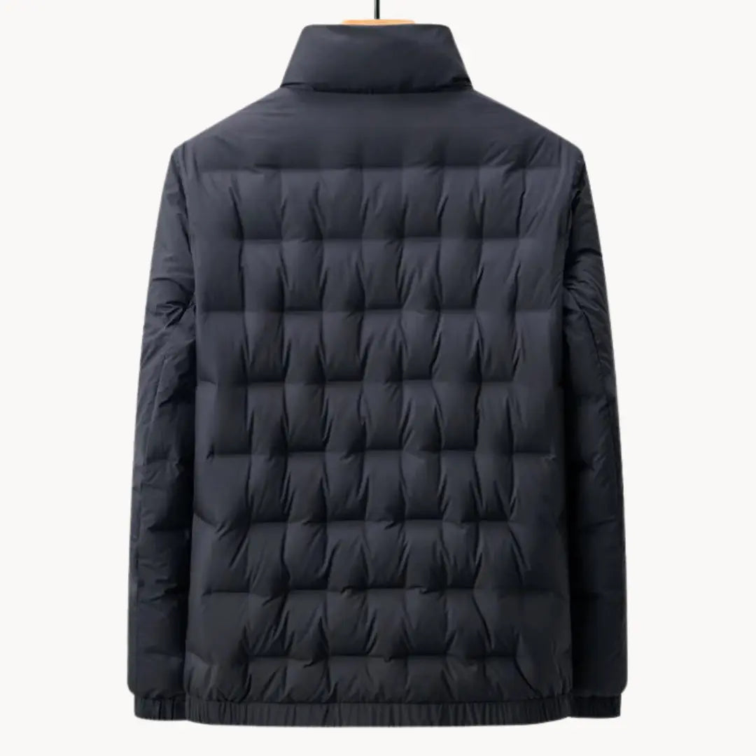 Minimalistisk herre allvær jakke i tidløst design. Casual ytterjakke for menn, perfekt for urbane omgivelser.