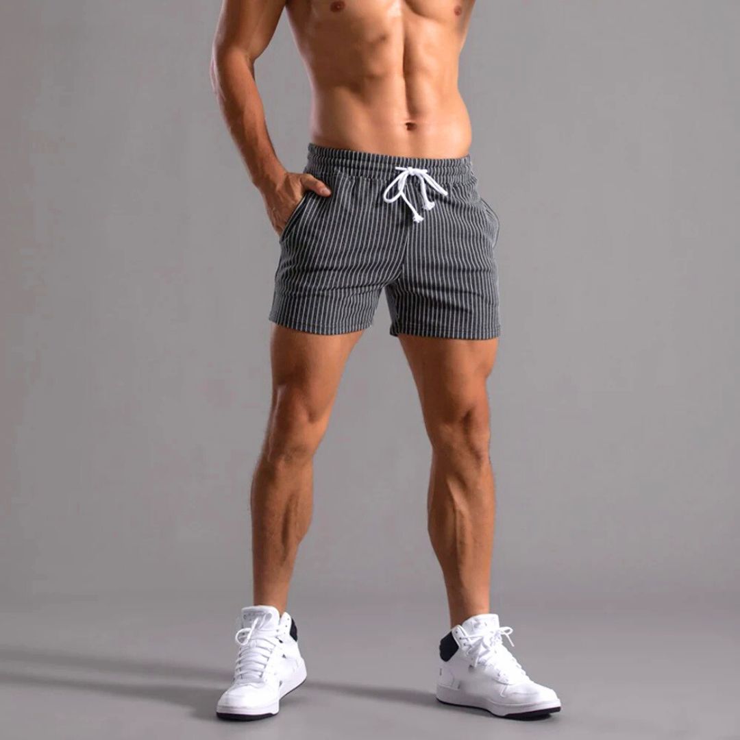 Stripete treningsshorts for herre med god komfort, egnet for aktivitet og avslapning.