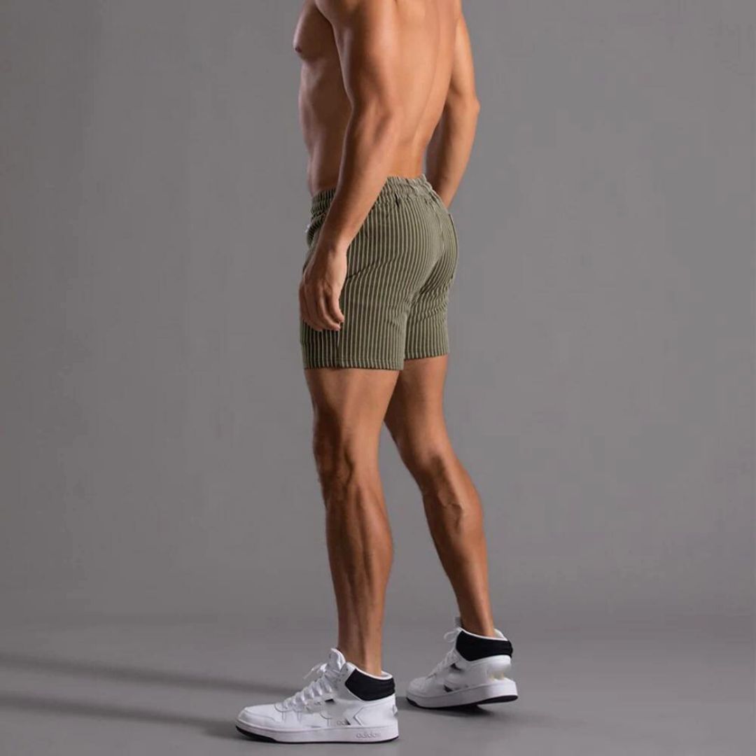 Moderne herreshorts med stripete mønster, perfekt som fritidsshorts og til trening om sommeren.