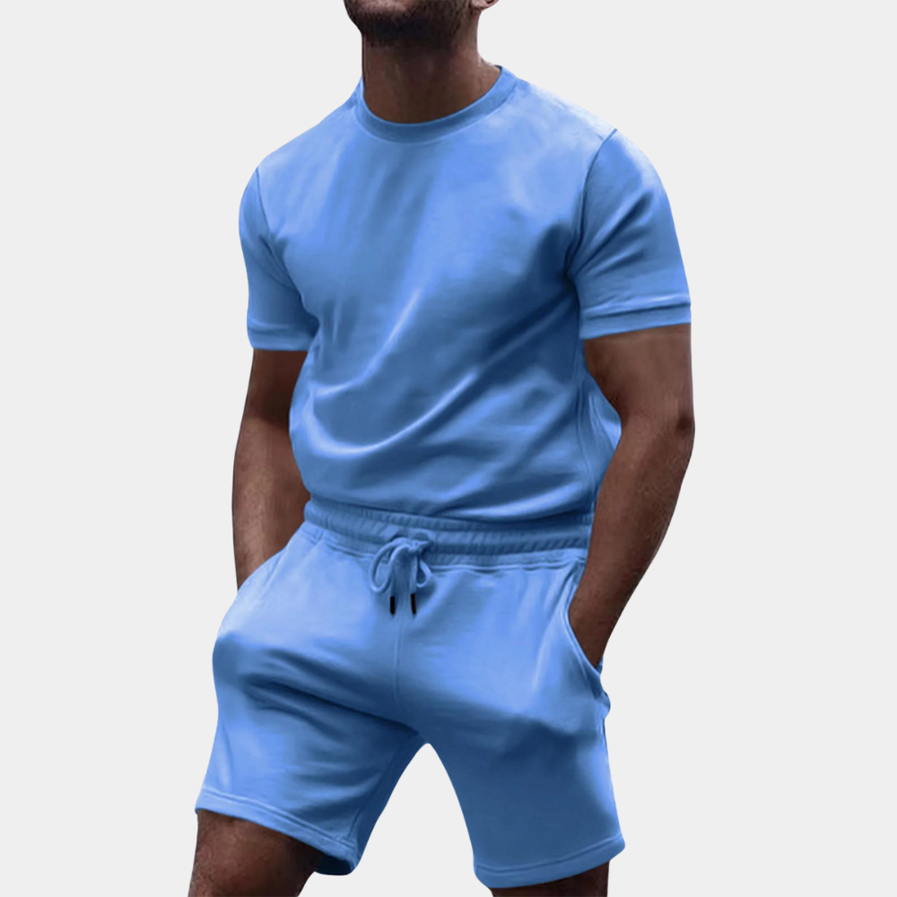 Stilig herre sommer sett med avslappet T-skjorte og shorts. Perfekt fritidsantrekk for varmere dager.