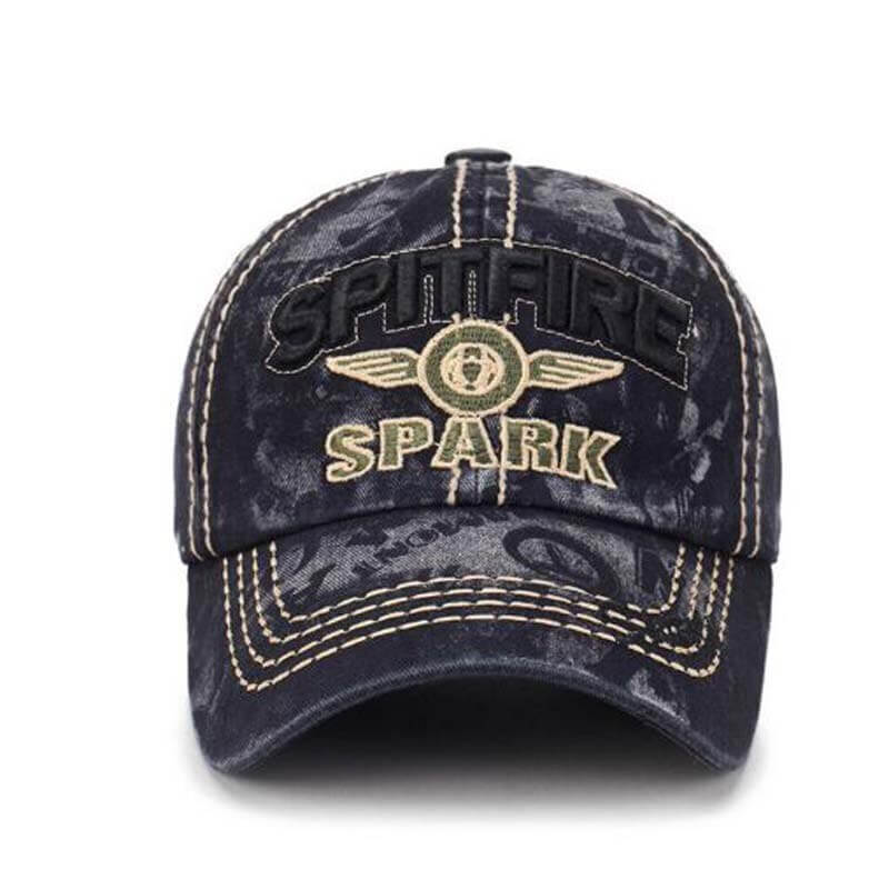 Mann iført stilig herre baseballcaps, perfekt for en avslappet sommerstil.