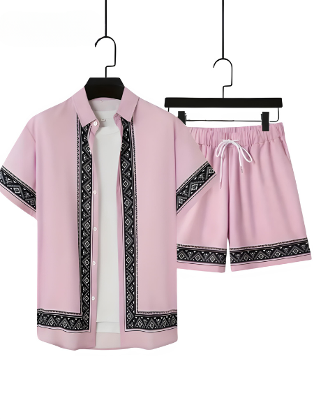 Komfortabelt herre sommerantrekk i boho stil, lett kortermet skjorte og shorts for varme dager.