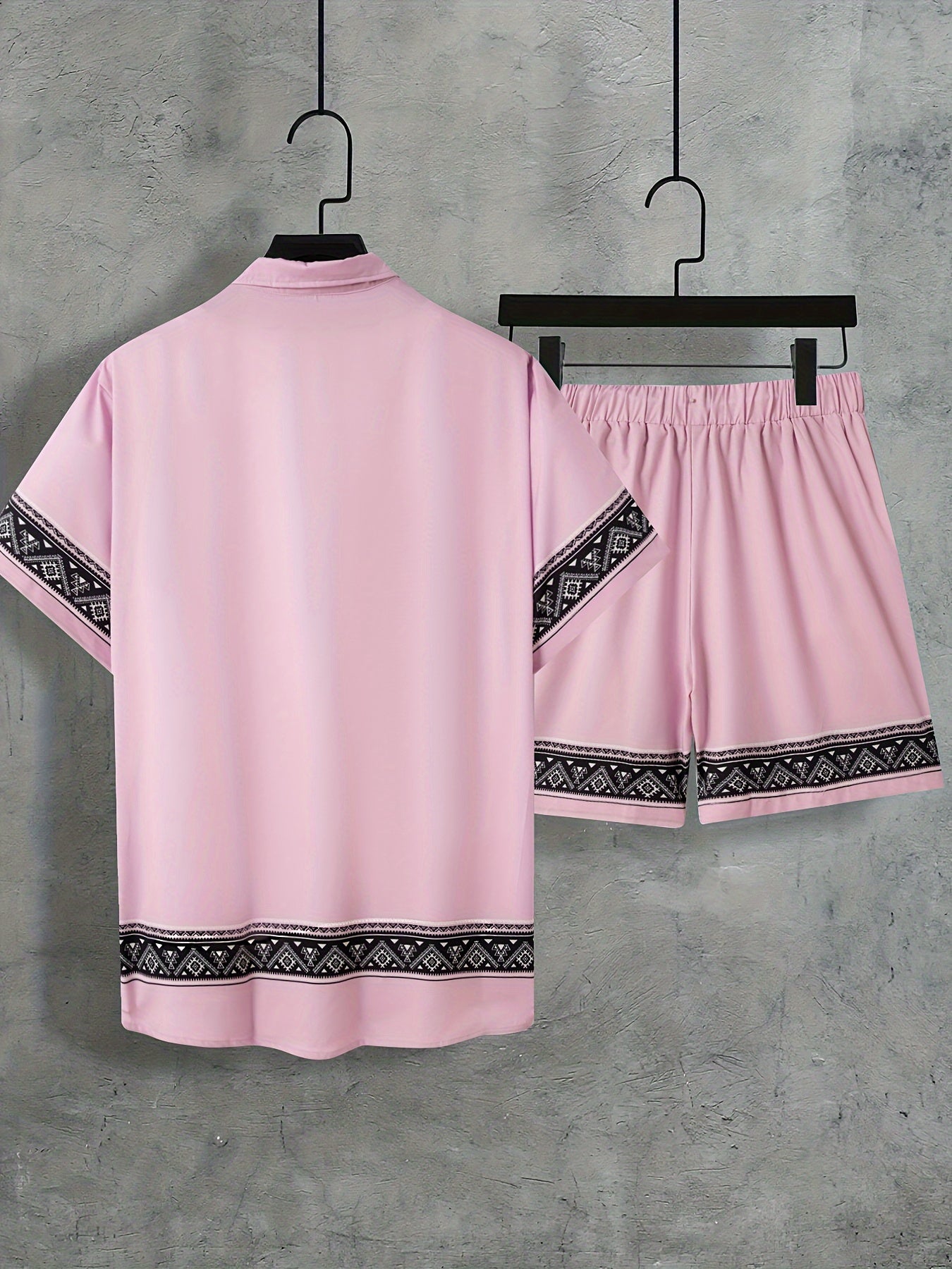 Todelt herresett for sommeren: kortermet boho skjorte og matchende shorts. Perfekt for ferie og fritid.