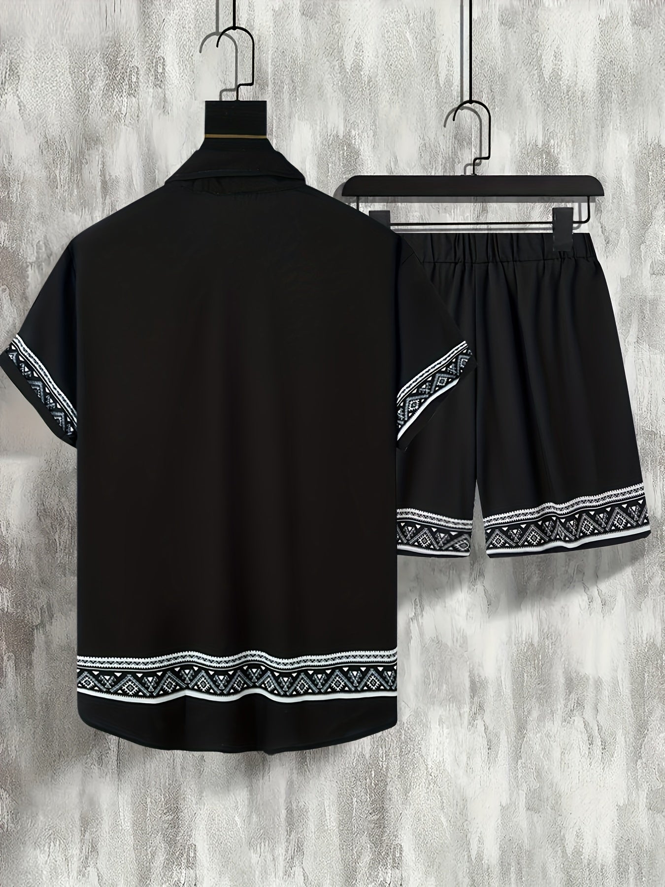 Mann i trendy og avslappet boho sommersett med kortermet skjorte og shorts, nyter solen.