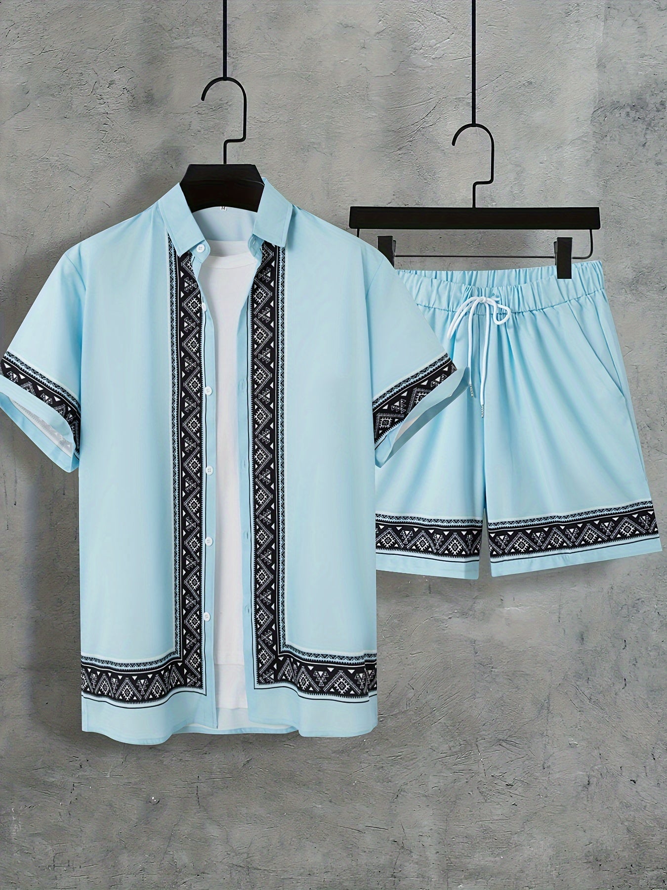Herremodell viser komplett boho sommerantrekk med kortermet skjorte og shorts for en casual stil.