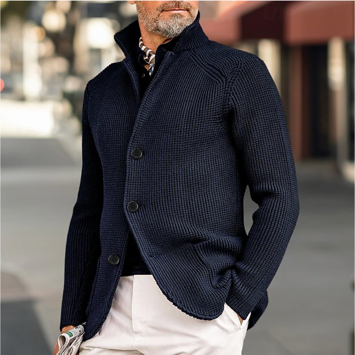 Casual strikket herre cardigan med moderne ribbet design. Ideell for en komfortabel og avslappet hverdagsstil.