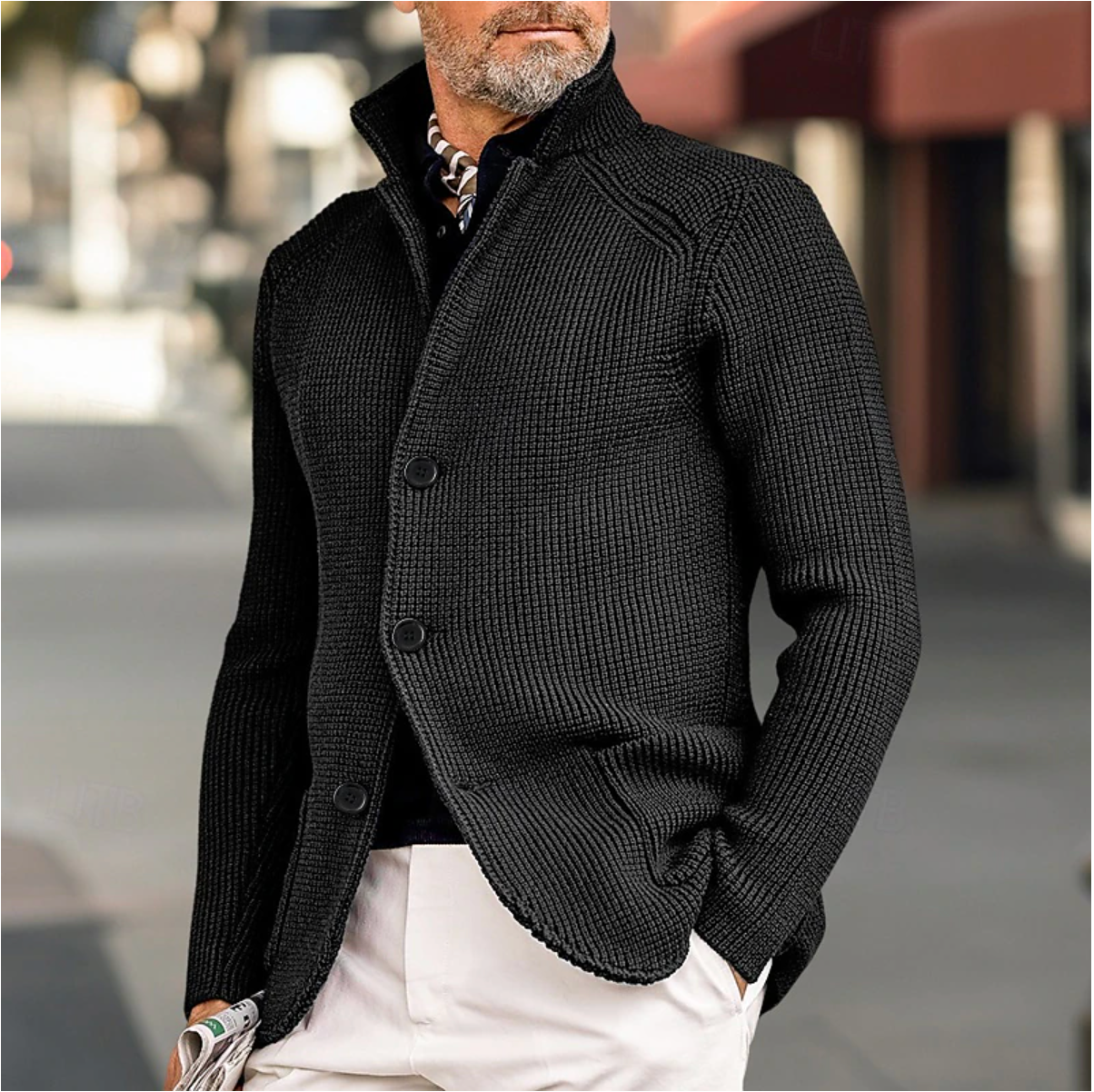 Komfortabel og myk herregenser/cardigan med høy krage. Perfekt for en elegant, men avslappet look.