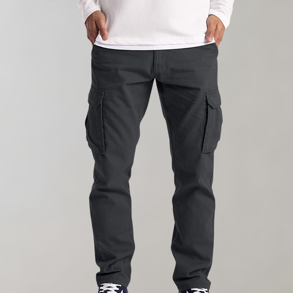 Mann i moderne herre cargo-bukser som går, viser casual stil og bevegelsesfrihet.