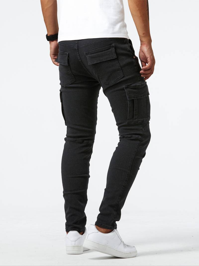 Moderne passform herre cargo jeans vist bakfra, med praktiske detaljer.