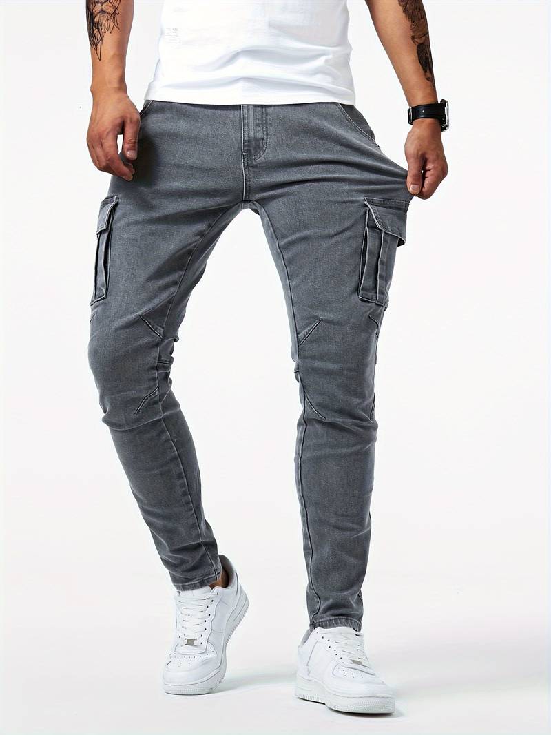 Nærbilde av stoff på fleksible herre cargo jeans, viser tekstur og kvalitet.