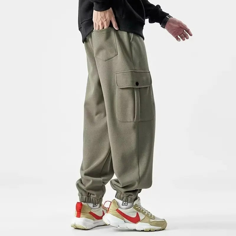 Komfortable herre cargo sweatpants med justerbar elastisk midje og praktiske sidelommer.