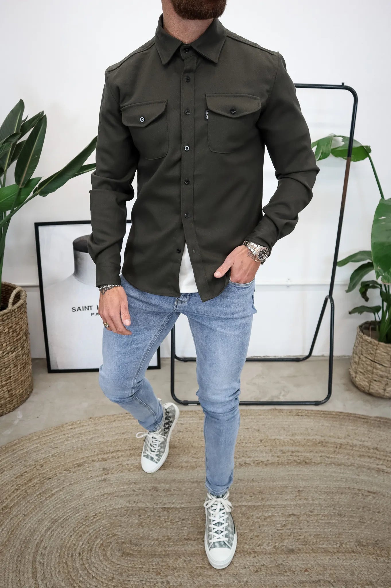 Herrejakke i robust bomull med klassisk design, brystlommer og knapper for en tidløs casual look