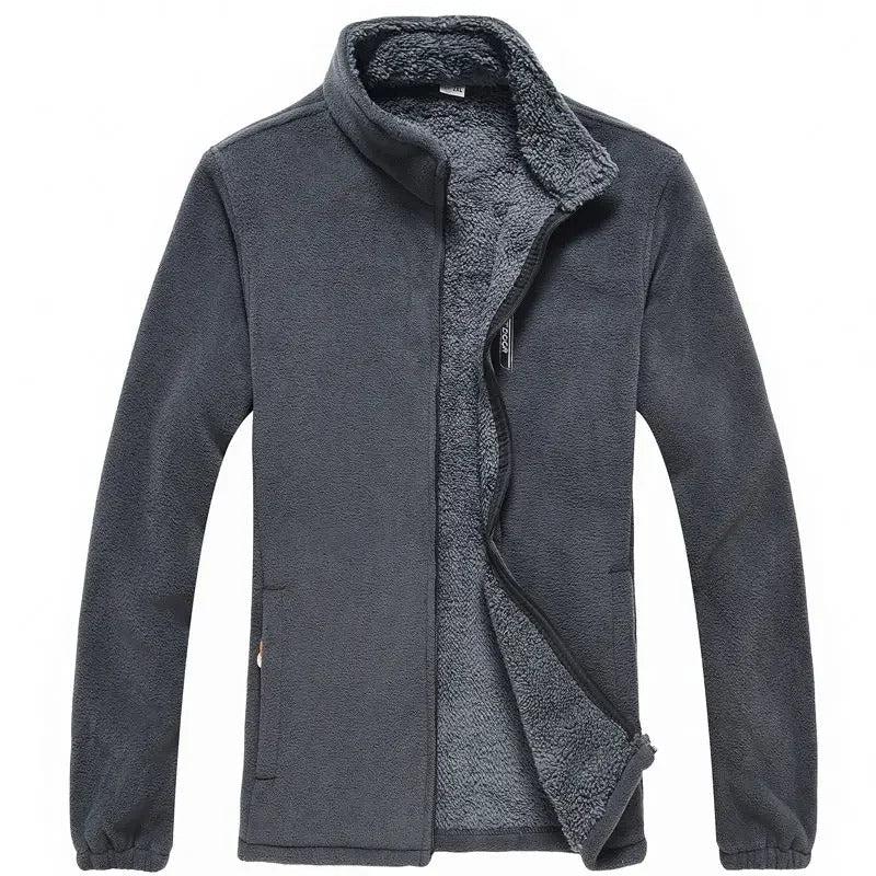 Robust fritidsjakke for menn: varm fleece, funksjonell glidelås og beskyttende høy hals for kaldt vær.