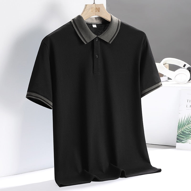 Sporty herrepolo i tidløst design, ideell for golfbanen eller hverdagsbruk. Komfortabel og pustende fritidspolo.