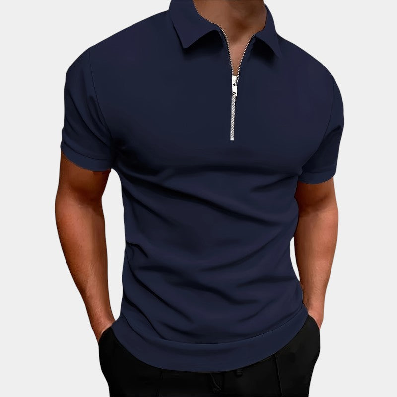 Atletisk passform herre golfskjorte i elastisk polyester. Kortermet sportsskjorte med glidelås for bevegelsesfrihet.