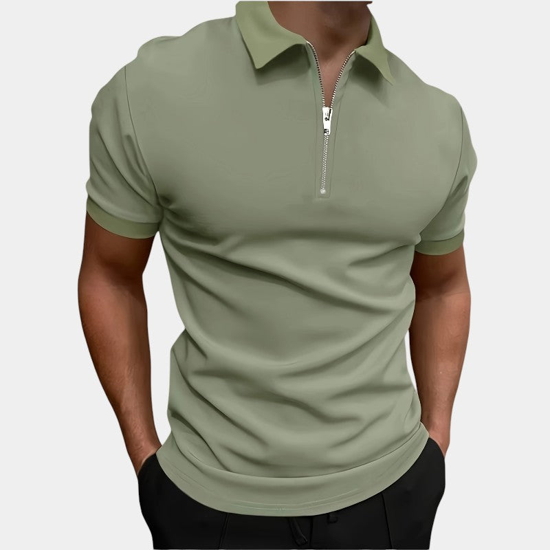 Slitesterk herre golfskjorte i elastisk polyester. Komfortabel kortermet sportsskjorte med glidelås for lange dager.