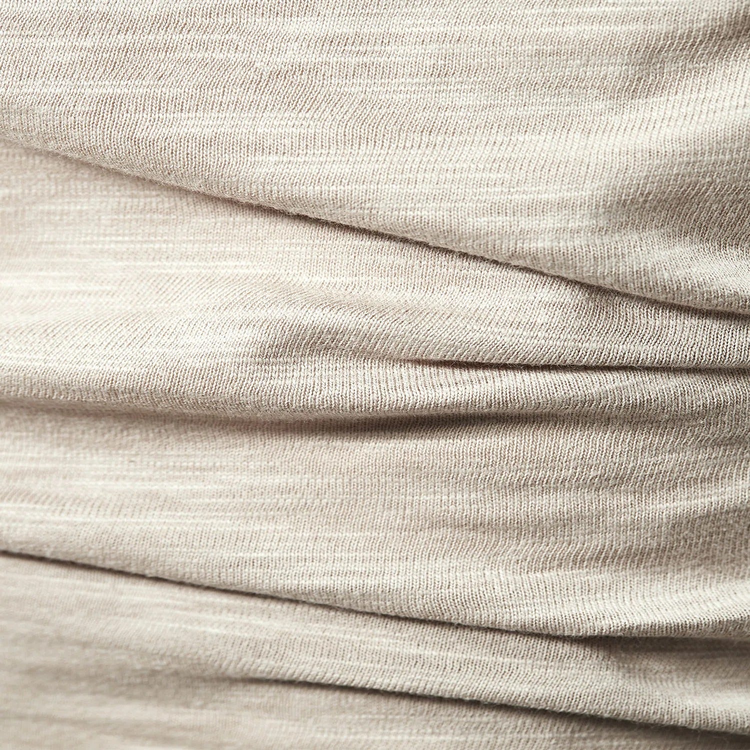 Ensfarget herre Henley t-skjorte; et klassisk, allsidig plagg for sommerlig fritid.