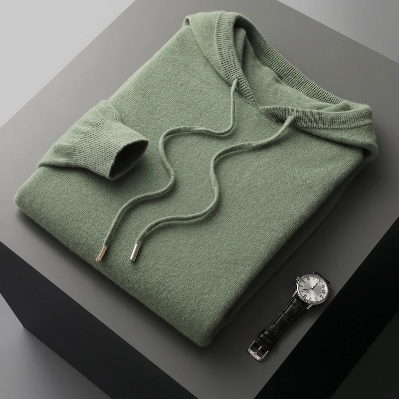 Herremodell bærer en blå hettegenser i merinoullblanding, vintermote for menn