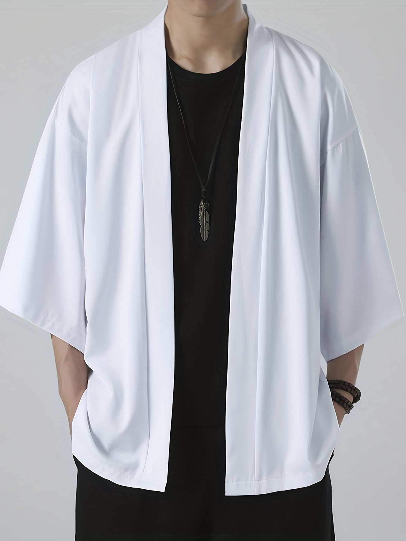 Lettvekt herre kimono i minimalistisk japansk design. Ideell for casual vår- og sommerklær.