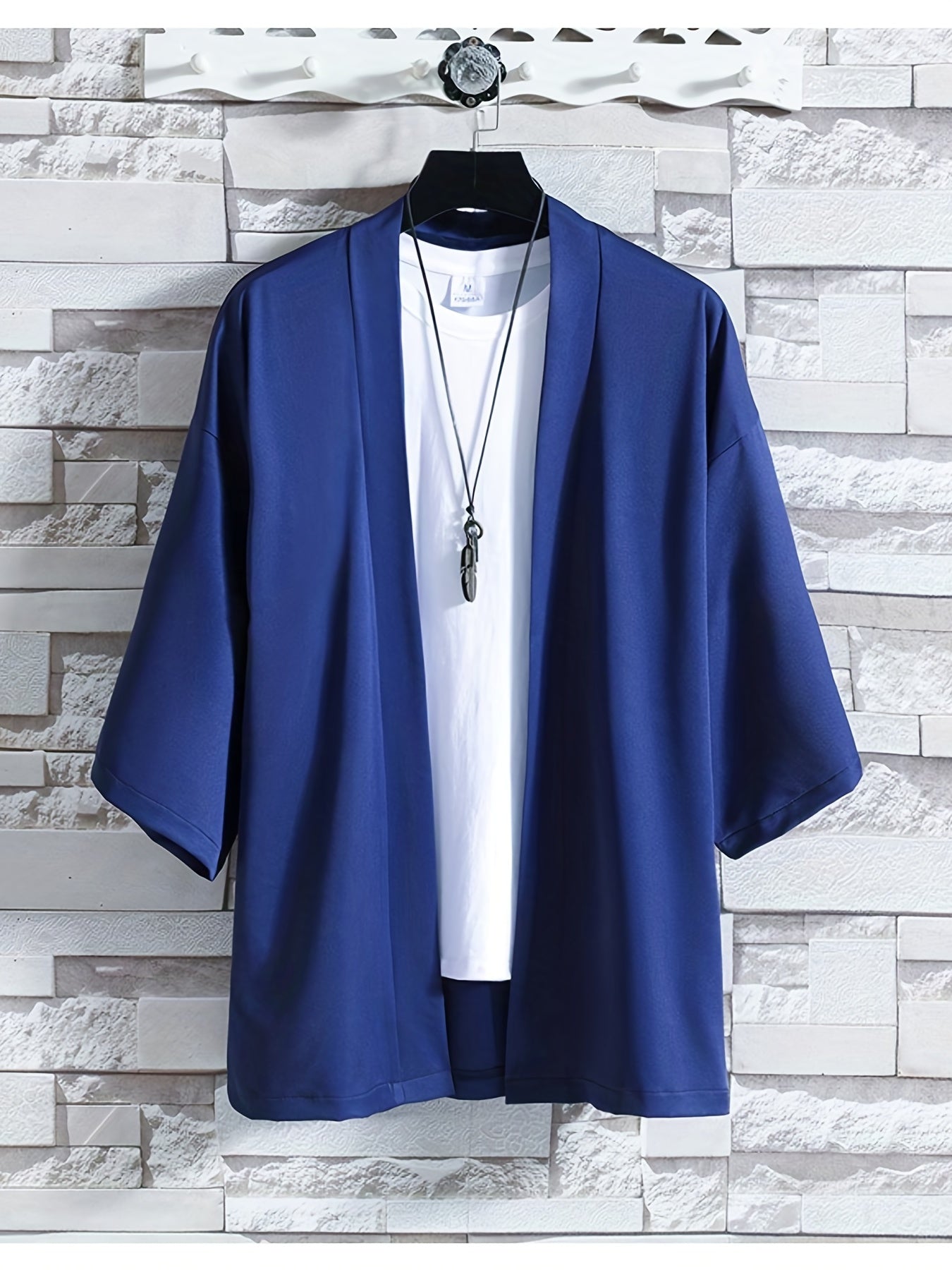 Komfortabel herre kimono med åpen front i elegant japansk stil. Perfekt for casual og stilren herremote.