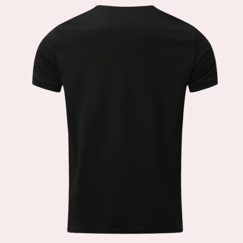 Mann iført enkel, kortermet polyester t-skjorte for en avslappet hverdagslook.