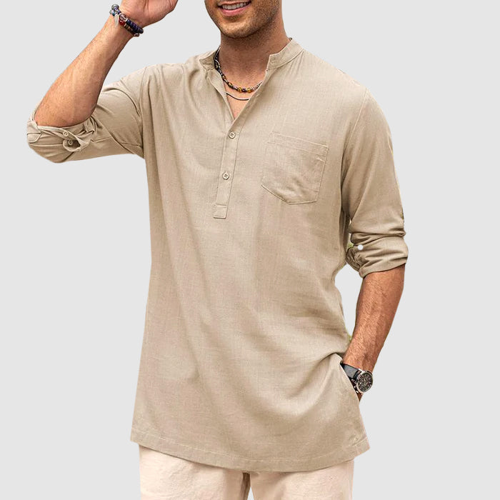 Detaljer av Henley herreskjorte: Langermet, knappeluke og brystlomme, perfekt for en smart-casual look.