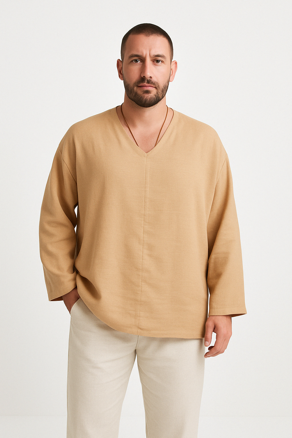 Avslappet herreskjorte, langermet V-hals design, stilren og komfortabel for fritid.