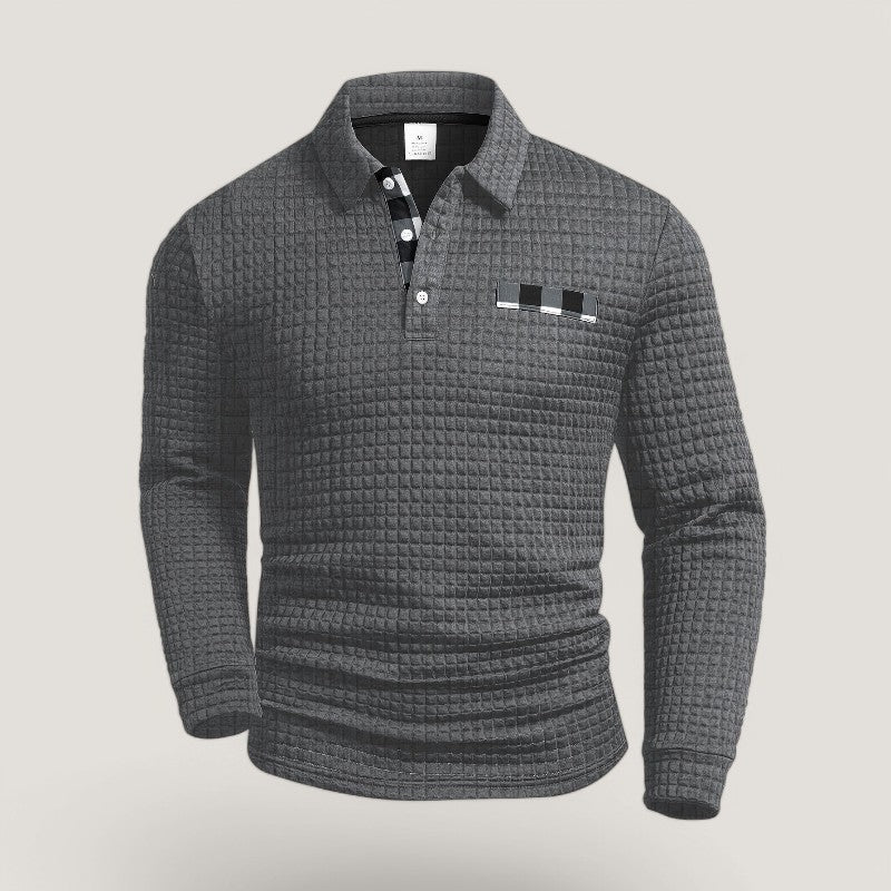 Mann iført stilren langermet stripete herre t-skjorte. Komfortabel for fritid, polyester/elastan blanding.