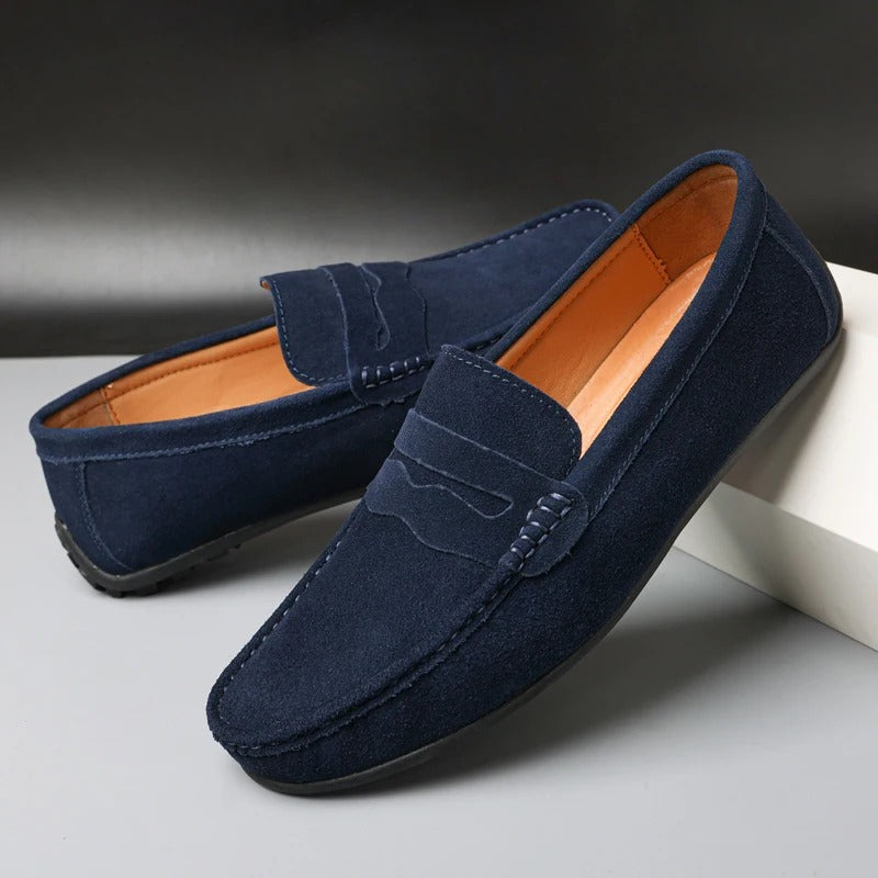 "Herre loafers i semsket skinn, polstret, elegant design, perfekt for formelle og avslappede anledninger."