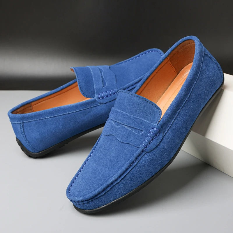 "Herre loafers i semsket skinn, polstret, elegant design, perfekt for formelle og avslappede anledninger."