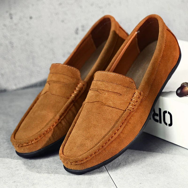 "Herre loafers i semsket skinn, polstret, elegant design, perfekt for formelle og avslappede anledninger."