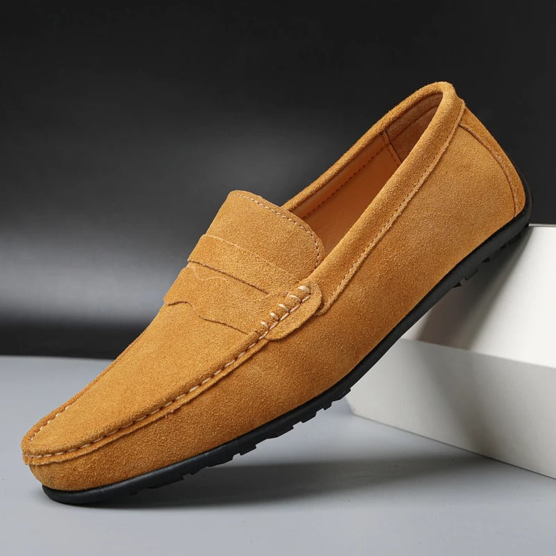 "Herre loafers i semsket skinn, polstret, elegant design, perfekt for formelle og avslappede anledninger."