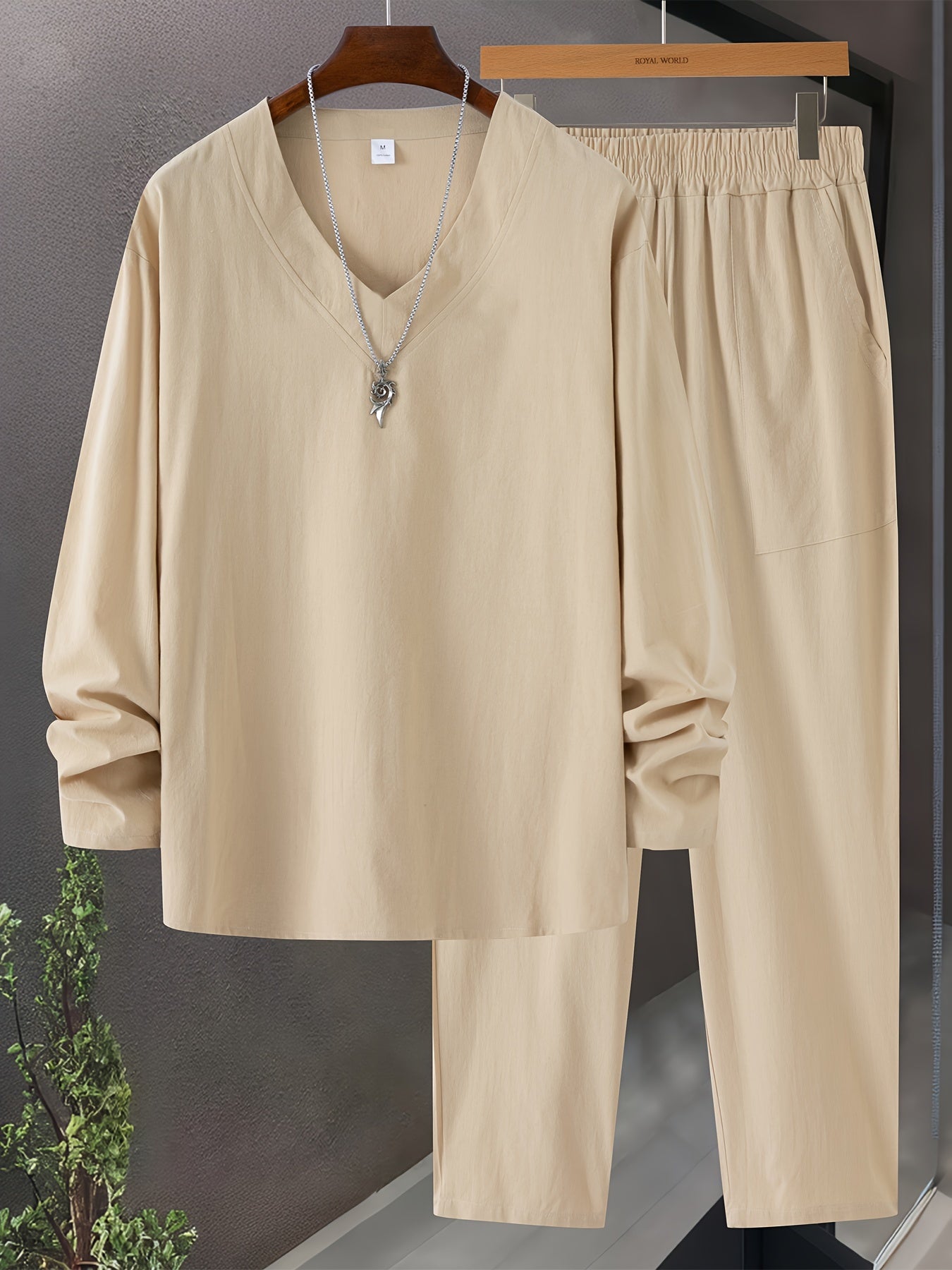 Komplett herre loungewear sett: V-hals topp og komfortable bukser. Et stilfullt og mykt fritidssett.